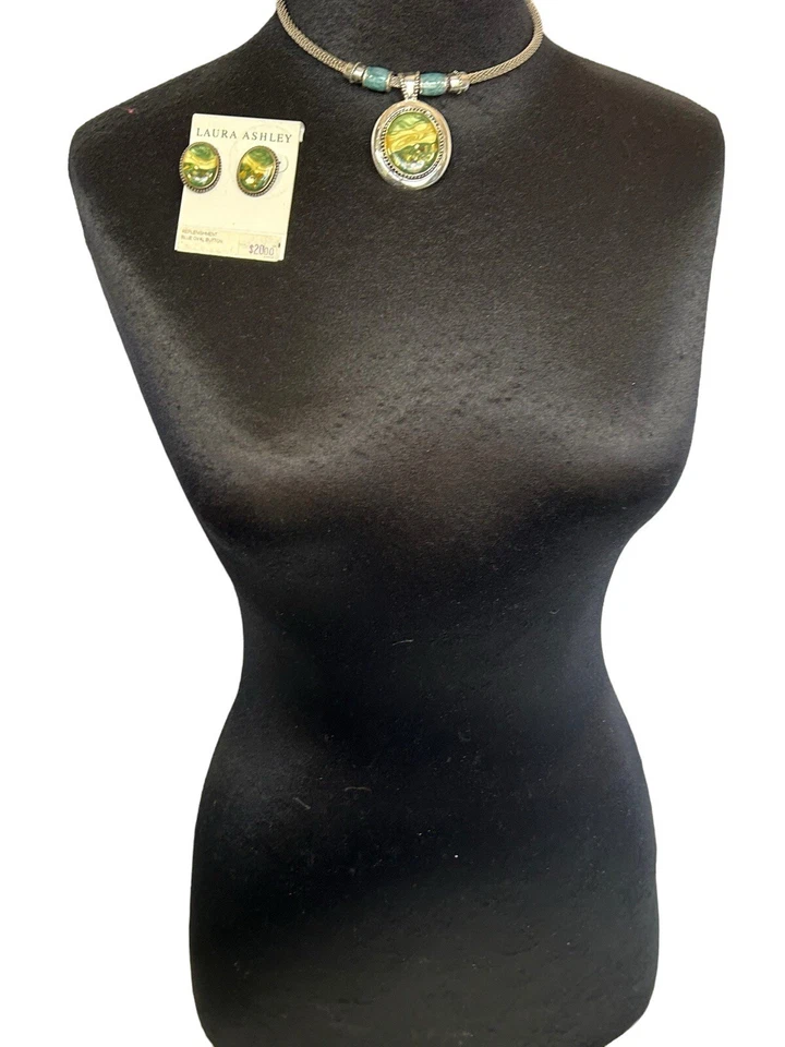 Juego de collar gargantilla y pendiente perforado Laura Ashley turquesa y plata cielo océano Foto 4 de 4