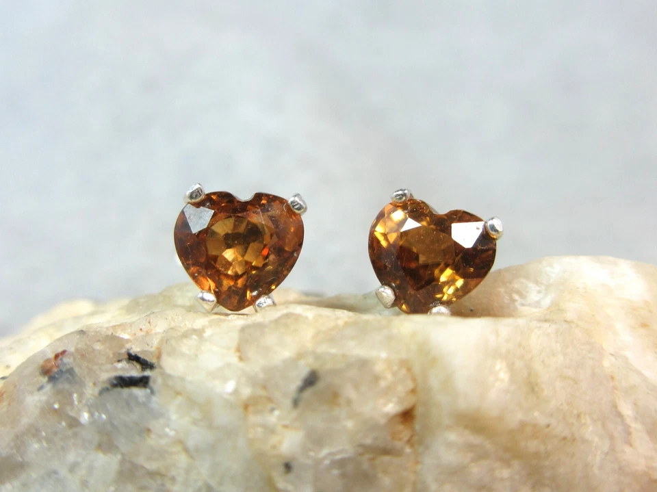 Circón - Aretes de plata de ley 925 en forma de corazón marrón amarillo sin tratar Foto 4 de 4