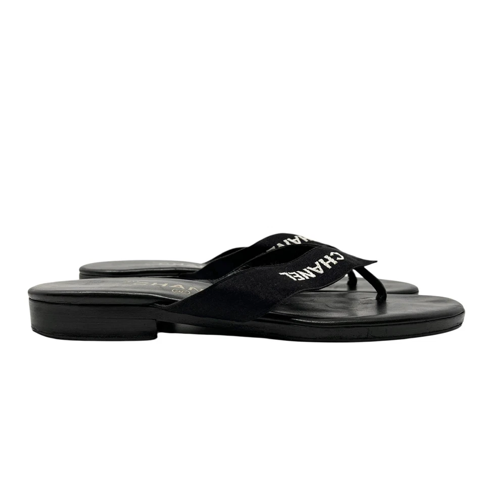 Sandálias chinelos CHANEL vintage com logotipo marca CC #37 couro preto liso cetim - Imagem 4 de 4