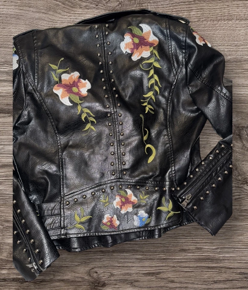 Chaqueta vintage floral personalizada con tachuelas imitación cuero negra talla pequeña Foto 2 de 4
