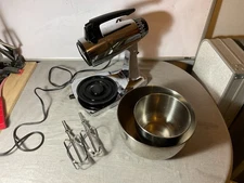 Vtg 12 Speed Chrome SUNBEAM DELUXE MIXMASTER Vista Stand Mixer w/Bowls & Beaters