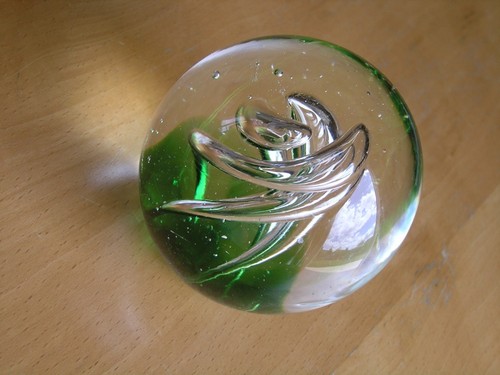 Großer Vintage kugelförmiger venezianischer Murano Kunst Glas Briefbeschwerer tanzende Delfine - Bild 1 von 9