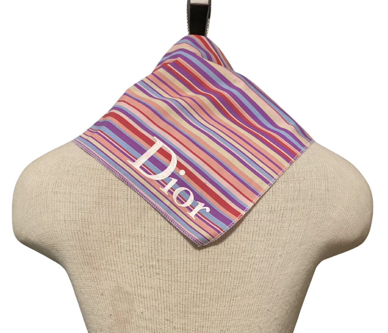 Foulard Dior Addict LOGO RAYÉ 19,5 POUCES X 19,5 POUCES coton utilisé pour lancer le parfum des années 90