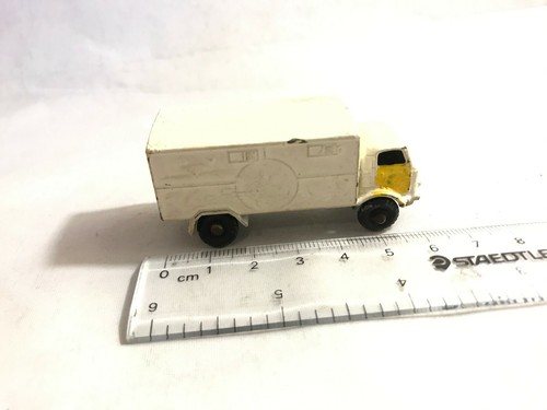Vintage Lesney SERVICE AMBULANCE FORD 3 TON 4 X 4 No 63 - Picture 4 of 6
