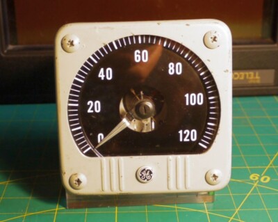GE, General Electric Schiffs-Voltmeter 12,67/14,6VDC, 117x117x130mm