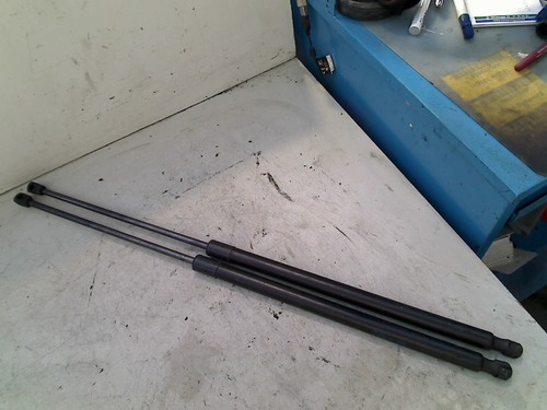 GASDRUCKFEDERN SET HINTEN Volkswagen Caddy Combi III (2KB,2KJ) 2013 2K0827550A