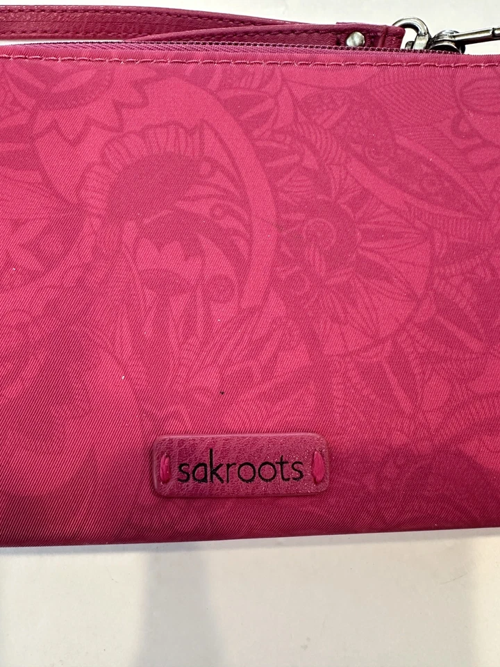 Cartera Sakroots Corin Solapa Rosa Paisley Estampado Floral CON CORREA Foto 3 de 4