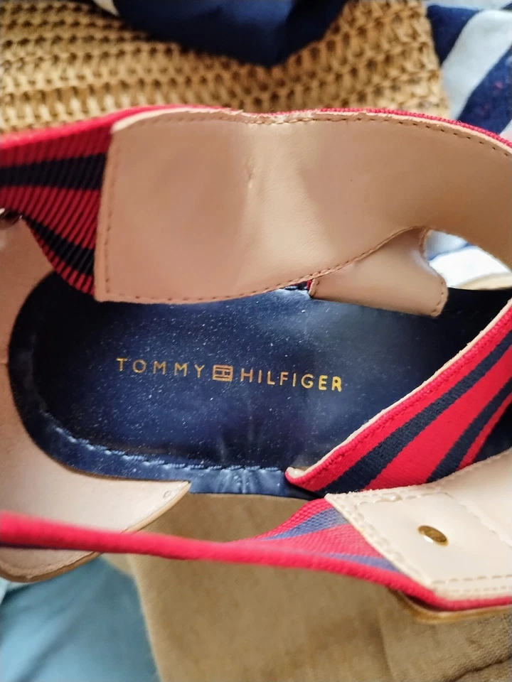销售 Chic Tommy Hilfiger 红色、蓝色、棕褐色 Yute 坡跟凉鞋 美国 8.5 码 — 第 4/4 张图片