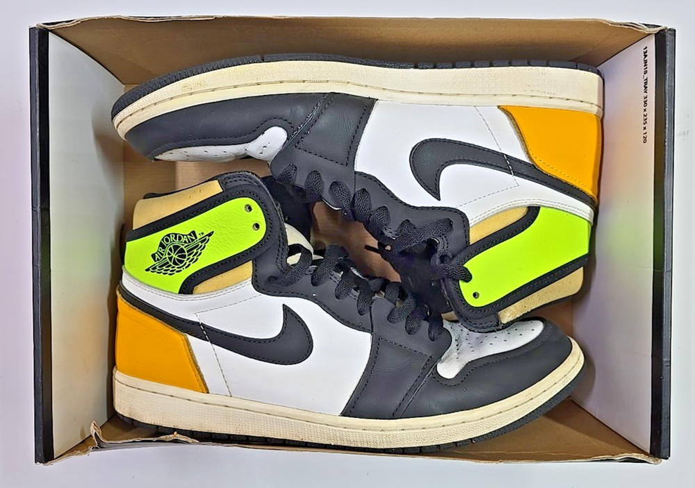 🌟 Nike Air Jordan 1 Retro High OG 555088-118 ‘Volt Gold’ Size 11.5 Used