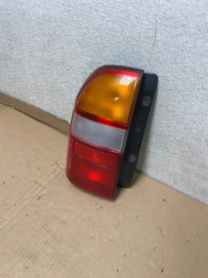 Luz trasera izquierda conductor Suzuki XL-7 Vitara 1999 a 2003 OEM U7116 DW Foto 2 de 4