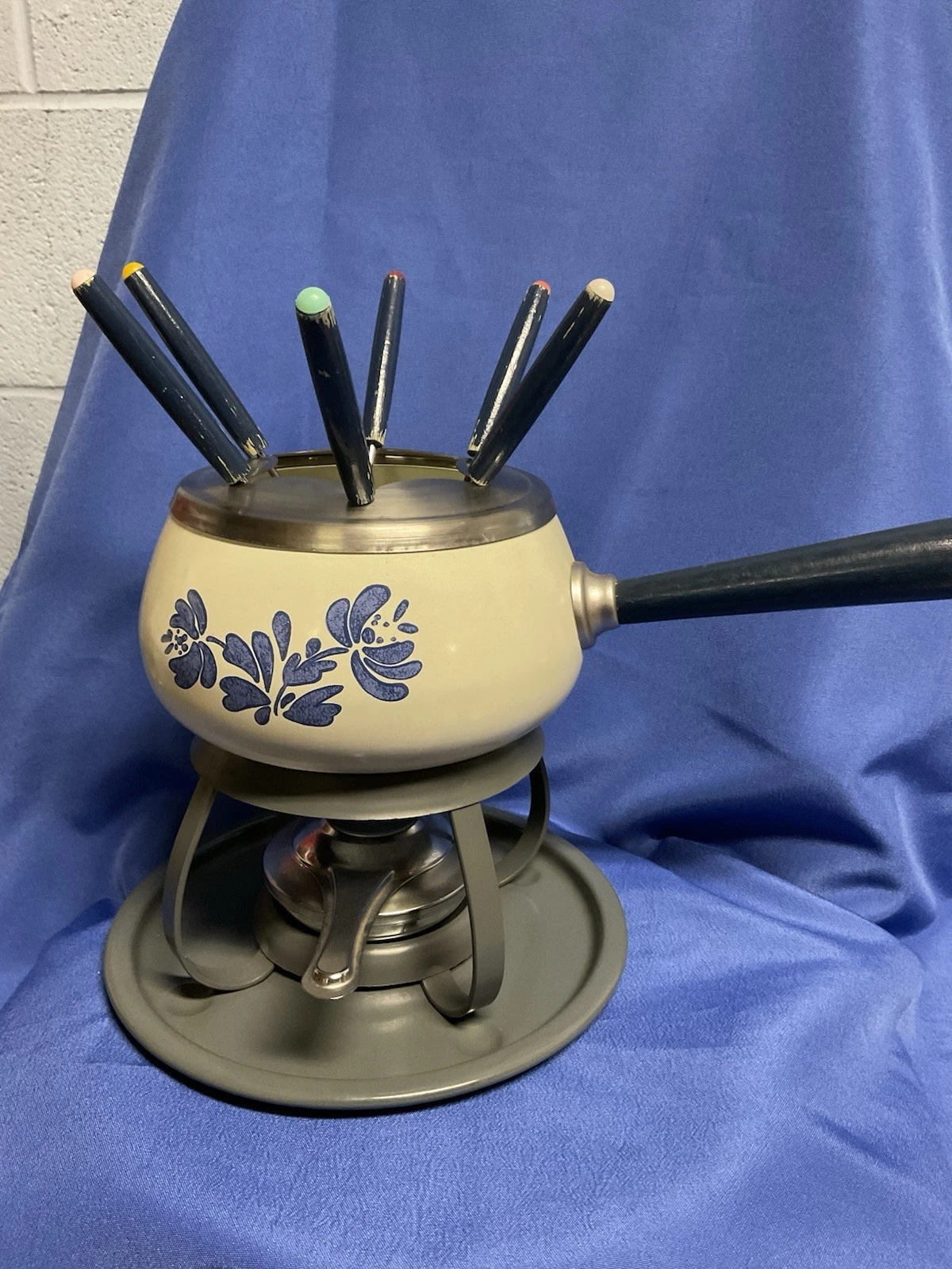 Pfaltzgraff Yorktowne Fondue Set with burner & forks