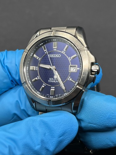 Reloj de cuarzo Seiko Solar Titanium V145-0AX0 esfera azul indicador de fecha - rango B - Imagen 5 de 19