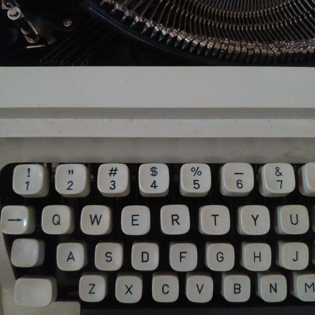 タイプライター　uchida H1000 Uchida H1000 Typewriter QWERTY Layout Manual Operation