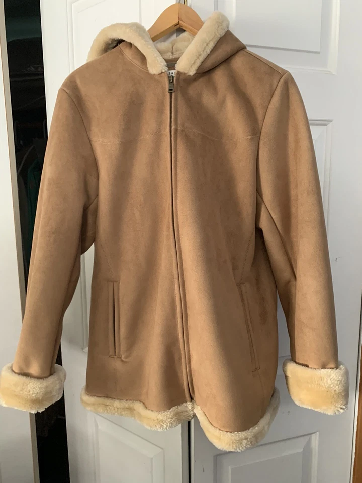 Abrigo de invierno cálido y acogedor con forro de piel y capucha Foto 4 de 4