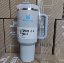 A 1200ml Large-capacity Plastic Cup Made of PC Material with a Straw