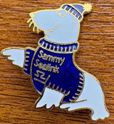 Sammy Sealink Maskottchen Pin Anstecker Emaille Sealink Ferries Sammlerfigur blau
