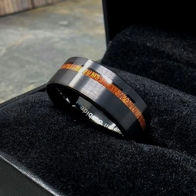 Alianza de boda anillo cepillado negro de carburo de tungsteno incrustación de madera de koa ajuste cómodo para hombres Foto 2 de 4