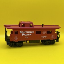 SOUTHERN PACIFIC BEGLEITWAGEN VON IHC/MEHANO IN HO-SPUR - rot