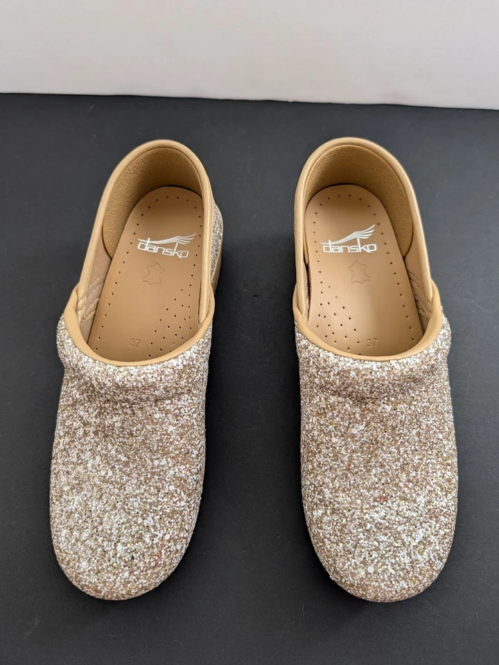 Zueco sin cordones profesional con brillo DANSKO en champán talla 37 Foto 3 de 4