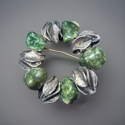 VTG HOB JADE WREATH BROOCH whimsical Cottagecore silver-toned metal leaf motifs