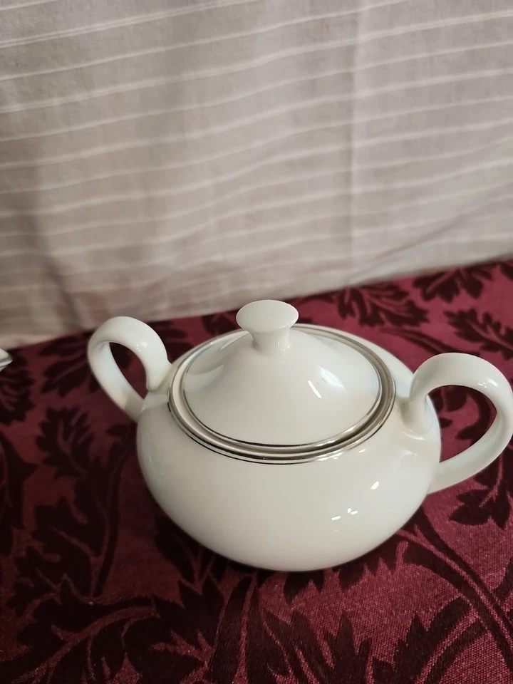 Juego de crema y azucarero Wedgwood Doric Platinum con tapa W4212 Foto 3 de 4