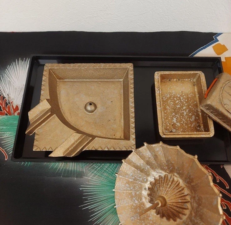 Cenicero japonés de metal fundido de la década de 1930 y caja con paraguas estilo retro Foto 4 de 4