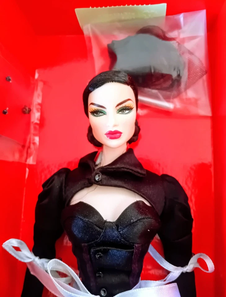 Fashion Royalty Natalia Go West Nu Fantasy 2011. NRFB. - Immagine 3 di 4