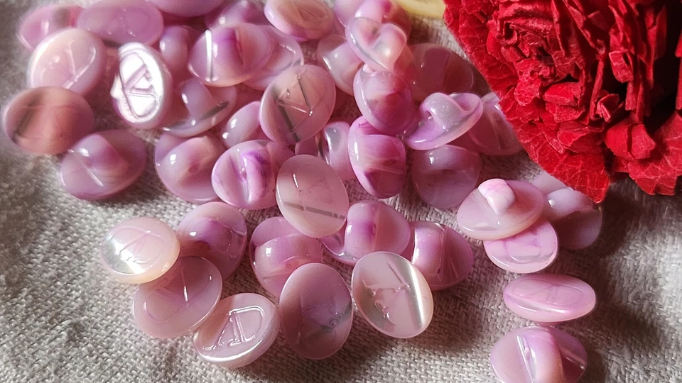 Lot 6 boutons vintage en nacre violet 0,8 sur 1,1  Valentino Garavani ref 3826 - Photo 1/3