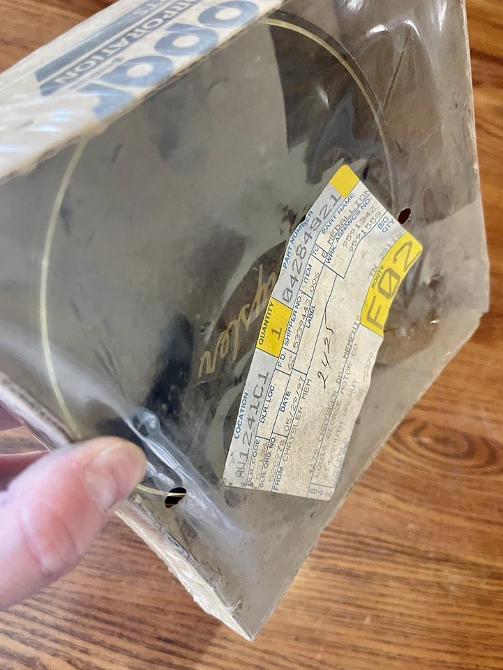 Una (1) tapa central cubierta de rueda de alambre de 14" Chrysler New Yorker 1989-1990 4284921 Foto 3 de 4