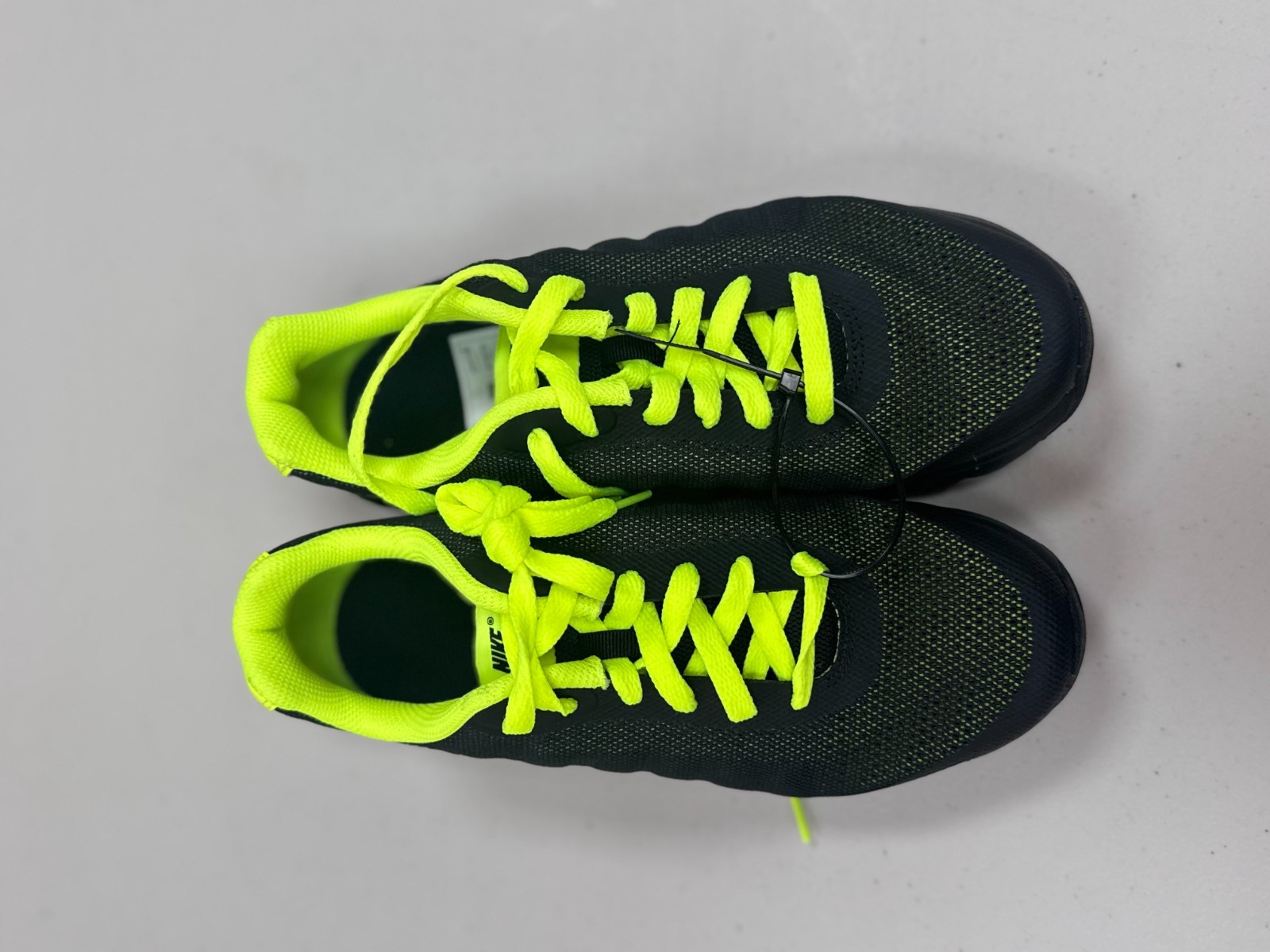 Nike Air Max Invigor Trainers Black Volt UK 5 EU 38 Women’s Running Shoes image 2