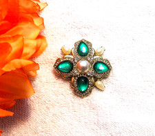 CLASSIC PIN BROOCH FLOWER PETALS GREEN COSTUME STONES FAUX PEARLS SILVER TON K12