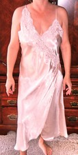 ELEGANT FRENCH DESIGNER ETIENNE PINK SATIN EMBOIDERY FAUX PEARLS CHEMISE M NWOT