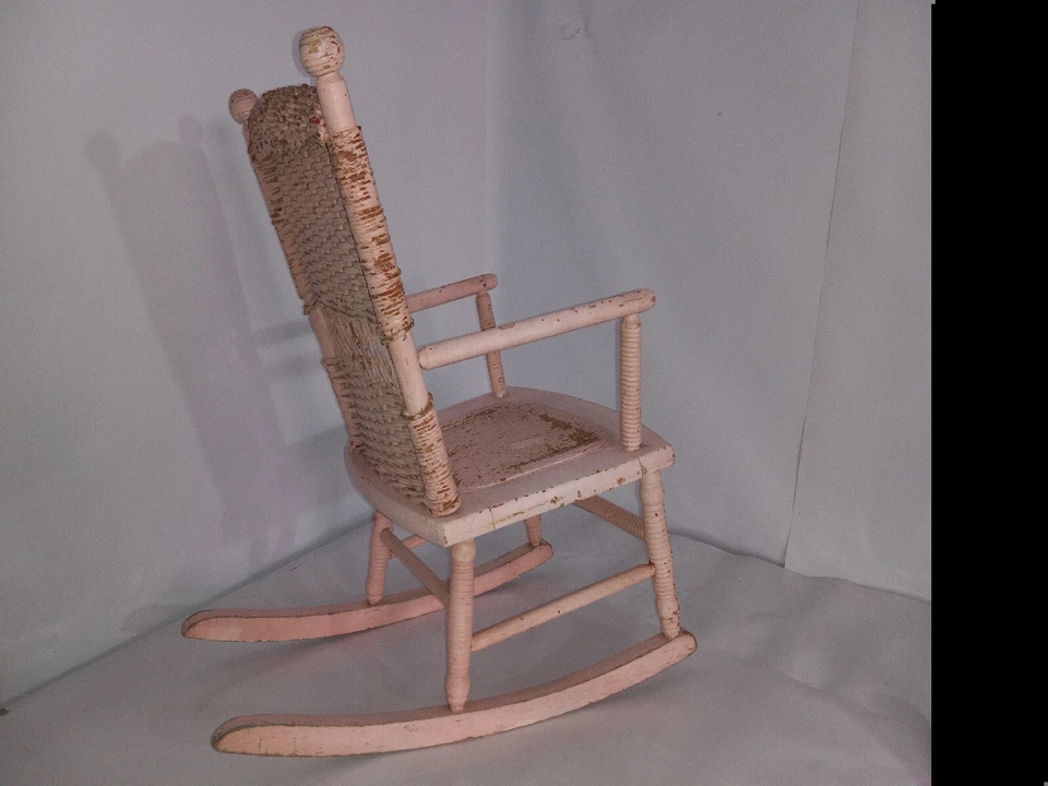 Cadeira de balanço infantil antiga pintura rosa madeira de vime feita à mão? Artes e ofícios - Imagem 3 de 4