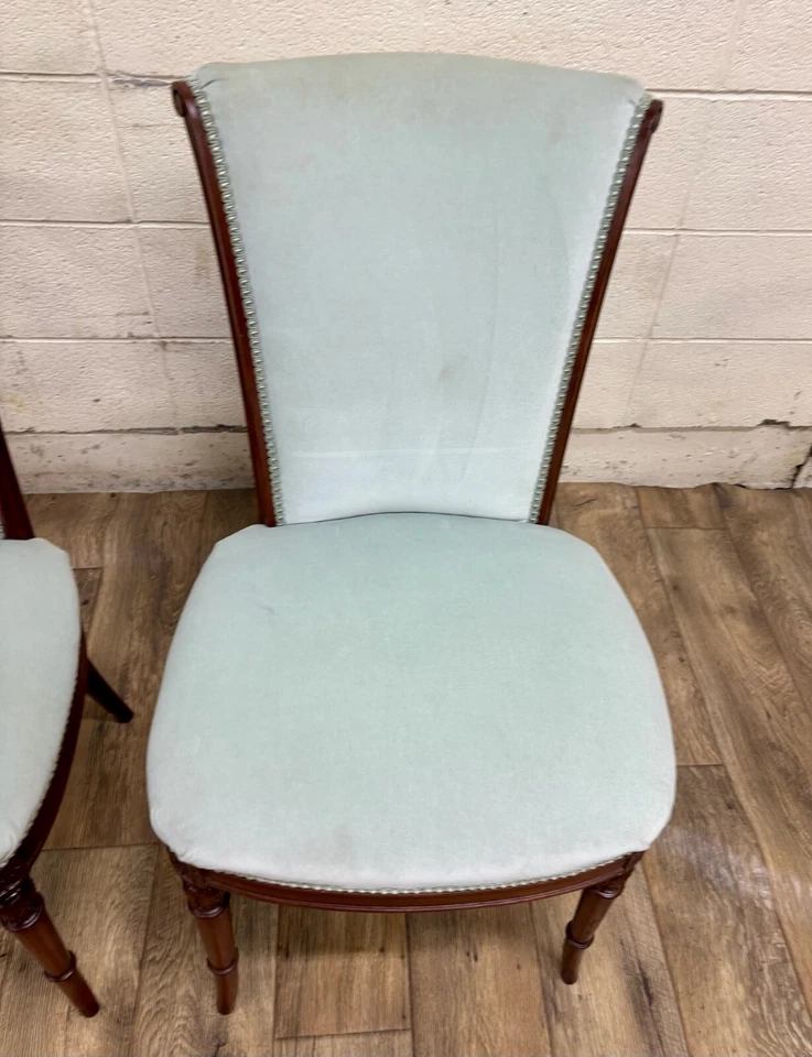 Sillas de comedor antiguas francesas estilo Luis XVI tapizadas en terciopelo azul Foto 4 de 4