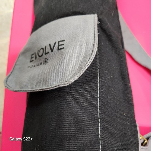Exercise Mat Bag Evolve By GAIAM Adjustable Strap 2 Pockets Purple 62"x23" - Picture 6 of 6