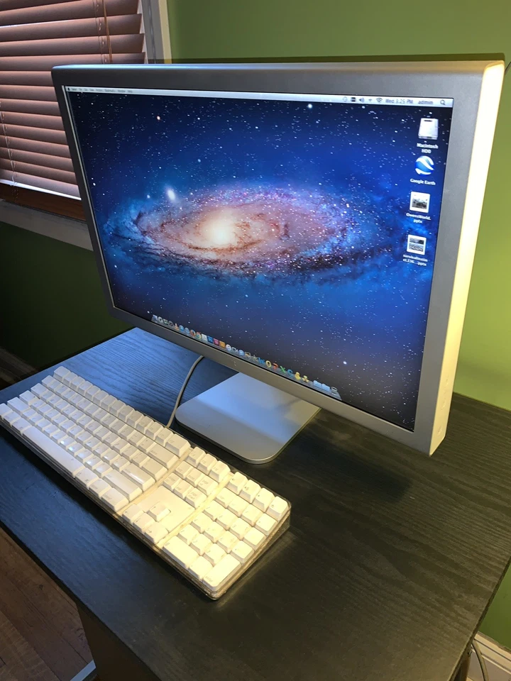 "Apple Mac Pro 1.1 Quad Core 2.66 #A1186 (MA356LL/A) con pantalla de cine y teclado de 23""" Foto 2 de 4