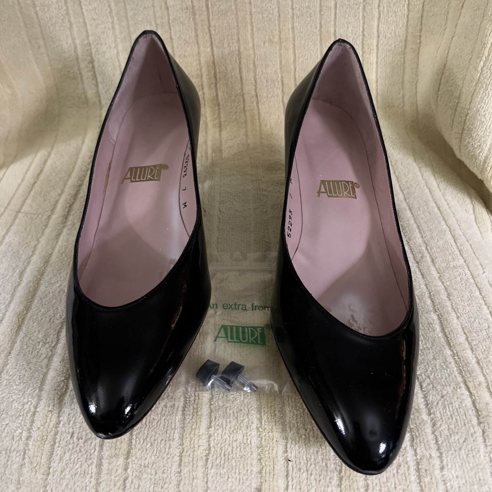 Scarpe décolleté YSL Yves Saint Laurent nere in pelle verniciata tacco a punta taglia 7