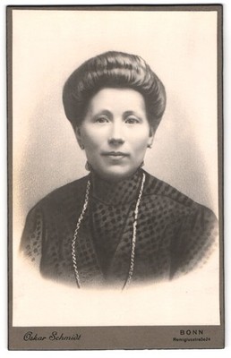 Fotografie Oskar Schmidt, Bonn, Remigiusstrasse 24, Frau mit zeitgenössischer F 