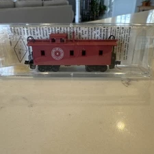 N Scale Kadee 34' Caboose Petaluma & Santa Rosa 50120