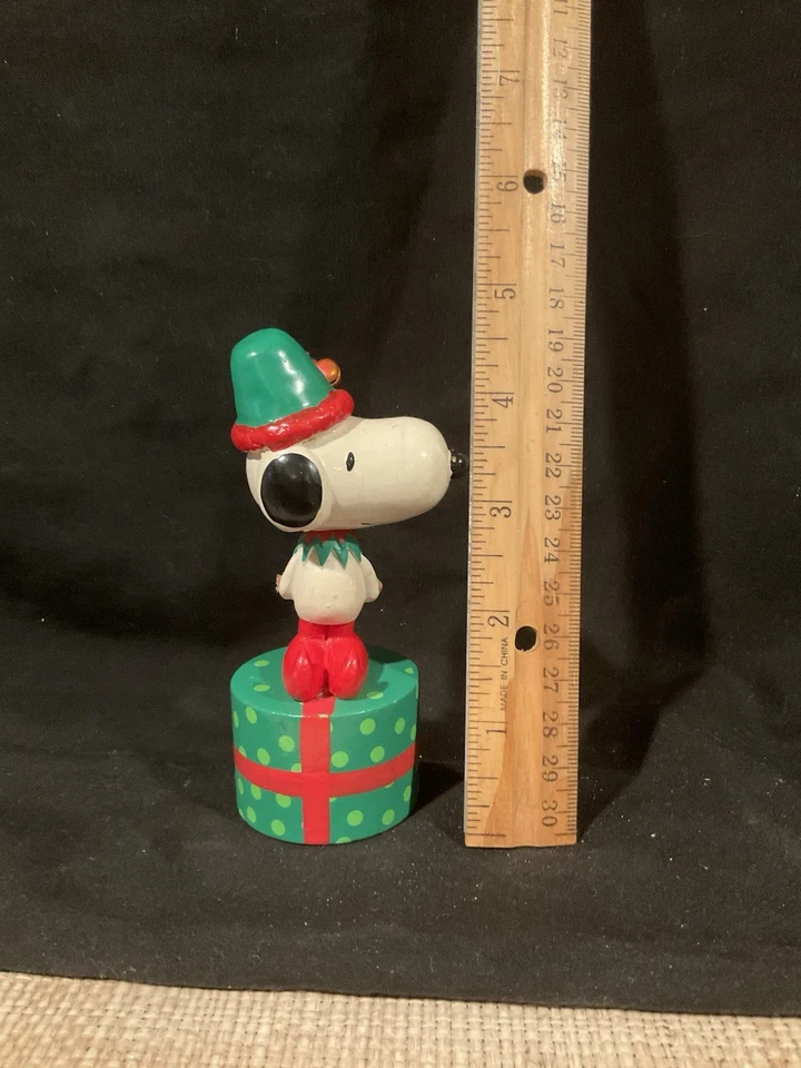Juguete de baile con botón pulsador de madera Peanuts Christmas Snoopy 2005 de Coynes & Co Foto 2 de 4