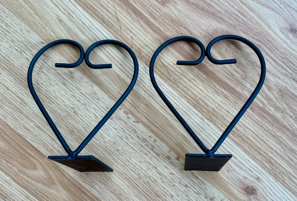 Juego vintage de extremos de libro decorativos de corazón de hierro negro Foto 2 de 4