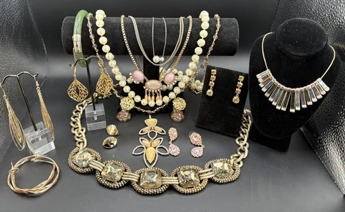 Lovely Vintage Gold Tone Costume Jewelry Lot With 21 Pieces