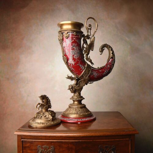 Cornucopia de porcelana montada en bronce roja con flores - Imagen 1 de 3