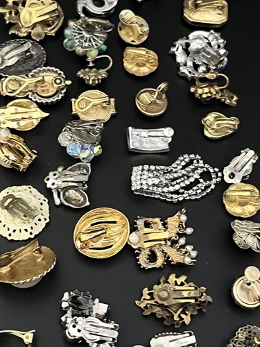 Vintage Signed & Unsigned SINGLE Clip-On Earrings Jewelry Lot Crafts/Wear 49pcs - Picture 19 of 20