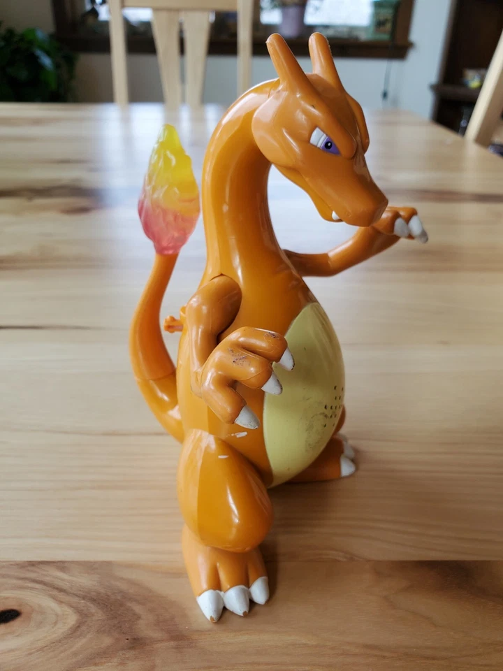 Figura de juguete Hasbro Pokemon Charizard 2004 efectos de luz y sonido 7" bien usada Foto 2 de 4