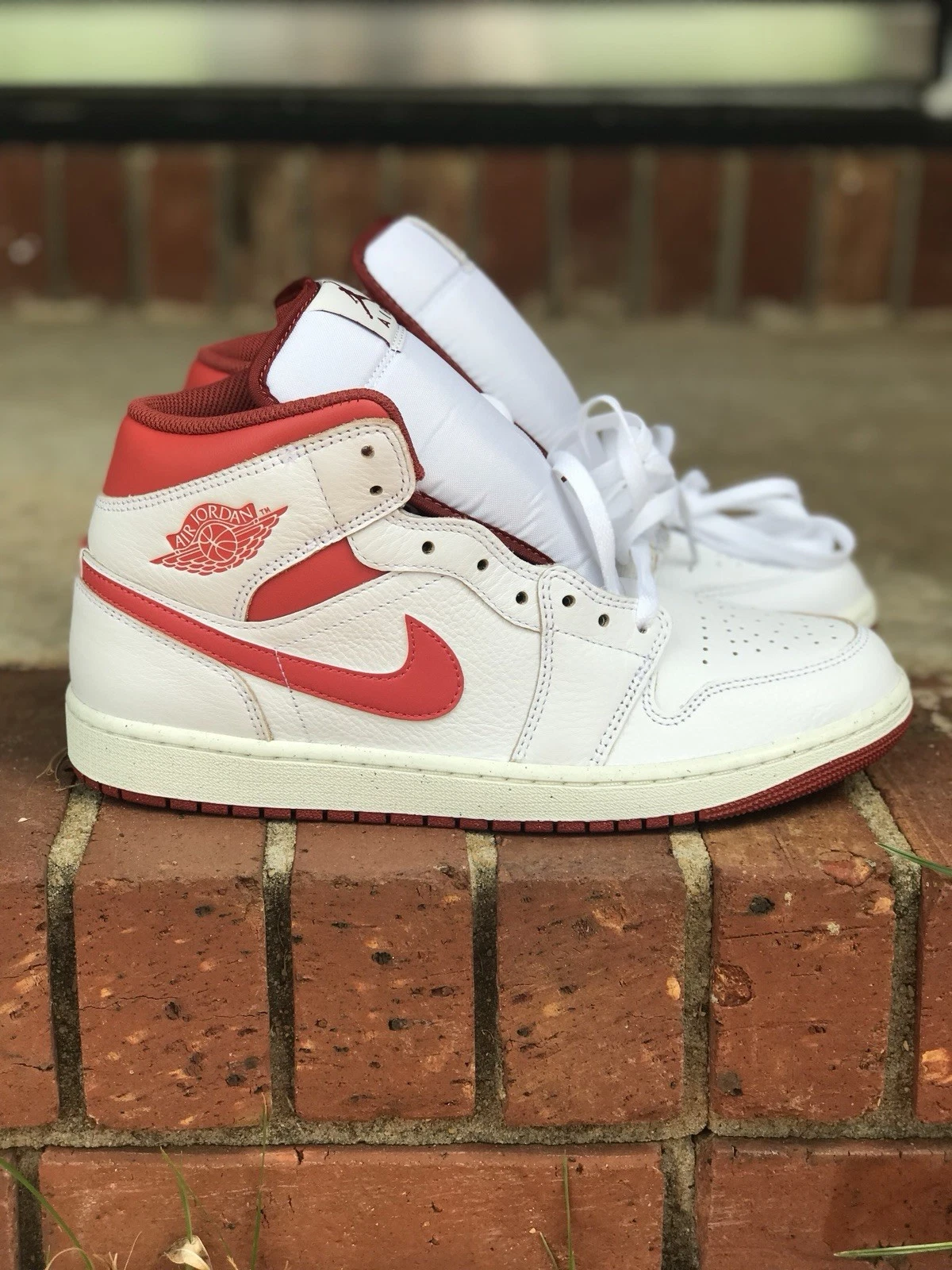 Taglia 10 Air Jordan 1 SE Mid Bianco Dune Rosso