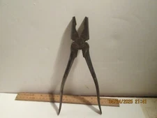 VINTAGE CRESENT TOOL CO. 10 INCH LINESMAN, FENCING PLIERS.