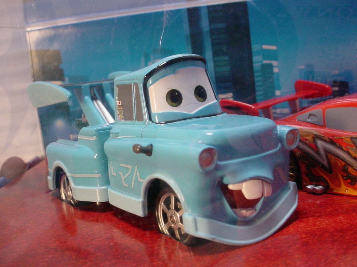 Disney Store PIXAR Cars TOON DRAGON McQUEEN & DRIFTING MATER