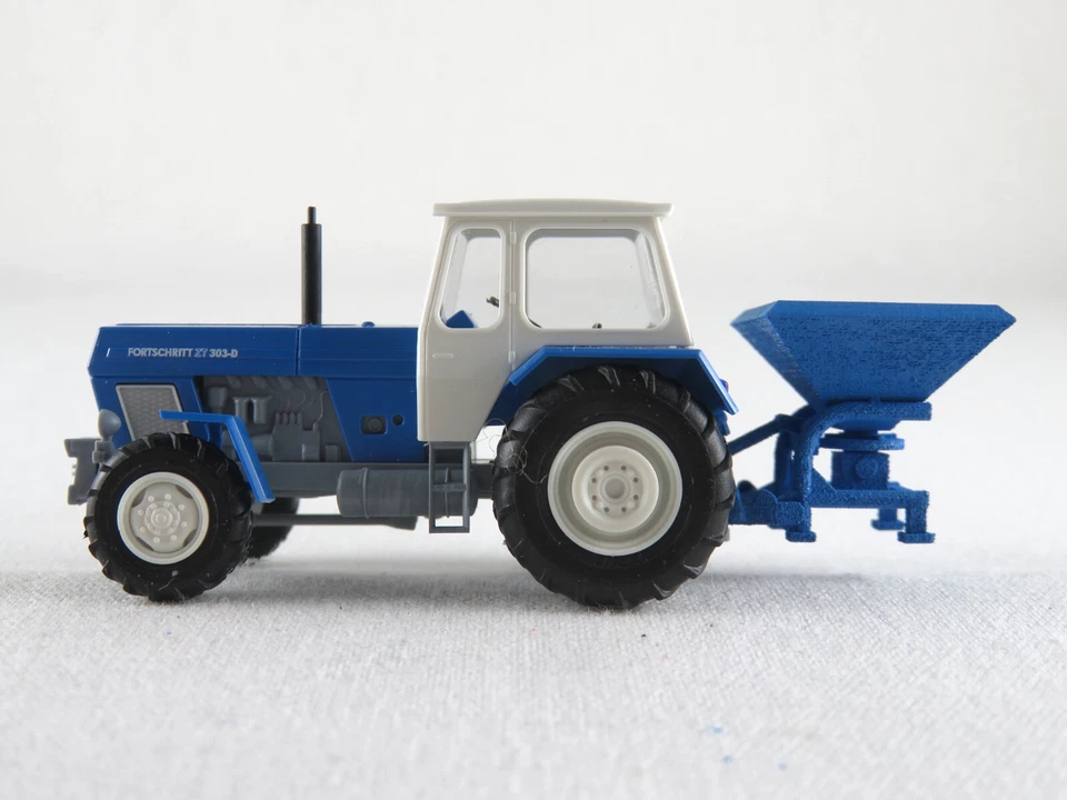Busch 42858 Traktor Fortschritt ZT 303-D (1967) mit Düngemittelstreuer 1:87/H0 - Bild 4 von 4