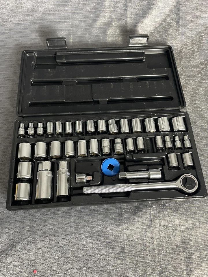37 Piece Tool Socket Set And 1/4 Ratchet With Case (-)One Piece - Image 4 of 4